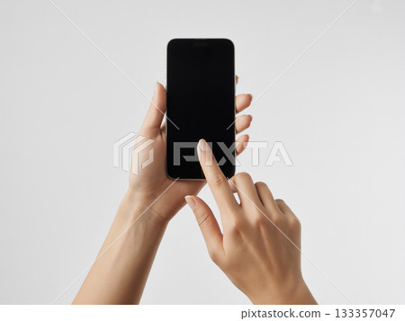 女人的手操作智慧型手機 生成式人工智慧 女人的手操作智慧型手機 生成式人工智慧 133357047