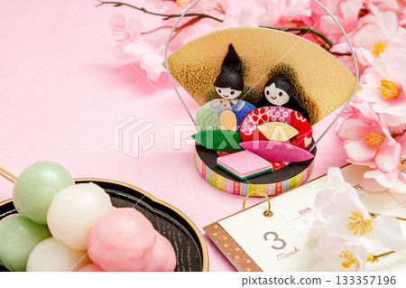 雛人偶、三色餃子和少女節日曆 133357196
