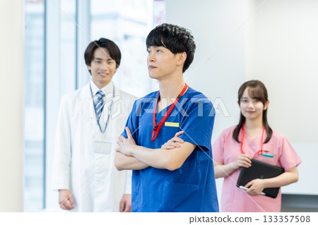 Medical staff working in the hospital 133357508