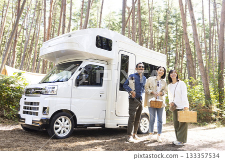 一家人開著露營車出去玩 133357534