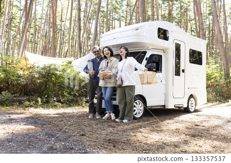 一家人開著露營車出去玩 133357537