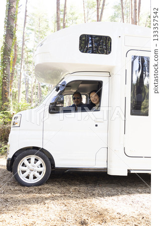 一對夫婦開著露營車出去 133357542