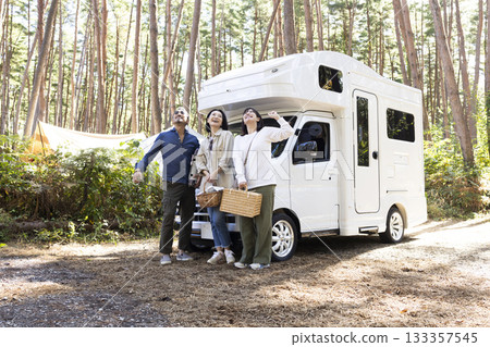 一家人開著露營車出去玩 133357545