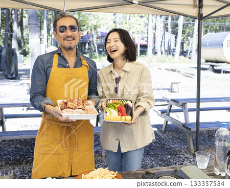 一家人在露營地燒烤 133357584