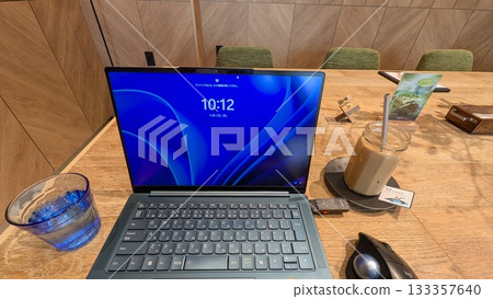 在時尚咖啡館裡用電腦工作 在時尚咖啡館裡用電腦工作 133357640