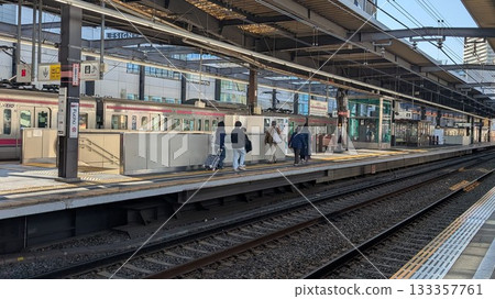 京王線府中站月台和候車的人們 133357761