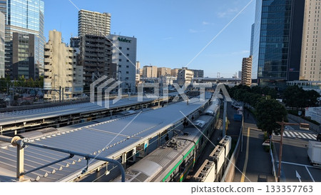 從大崎站可以看到商業區、火車和鐵軌。 從大崎站可以看到商業區、火車和鐵軌。 133357763