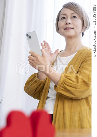 Senior woman using a matching app on her smartphone 133357889