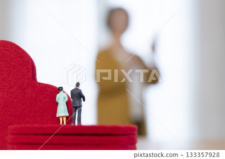 一位老年婦女正在使用智慧型手機上的交友應用程序，畫面模糊。 133357928