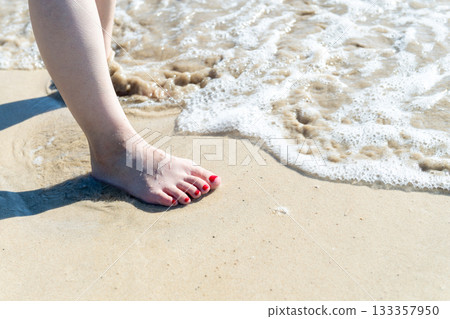 年輕女子漫步海邊，白色的波浪，晴朗的天空，海邊，赤腳，美麗，理想，假日，度假，海灘，女人 133357950