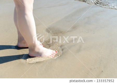 年輕女子漫步海邊，白色的波浪，晴朗的天空，海邊，赤腳，美麗，理想，假日，度假，海灘，女人 133357952