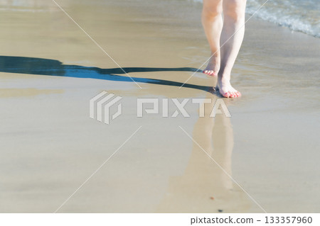 年輕女子漫步海邊，白色的波浪，晴朗的天空，海邊，赤腳，美麗，理想，假日，度假，海灘，女人 133357960