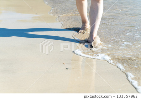 年輕女子漫步海邊，白色的波浪，晴朗的天空，海邊，赤腳，美麗，理想，假日，度假，海灘，女人 133357962