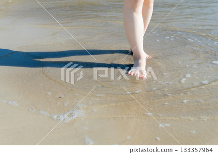 年輕女子漫步海邊，白色的波浪，晴朗的天空，海邊，赤腳，美麗，理想，假日，度假，海灘，女人 133357964
