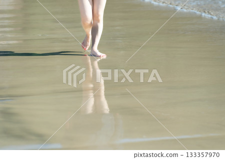 年輕女子漫步海邊,白色的波浪,晴朗的天空,海邊,赤腳,美麗,理想,假日,度假,海灘,女人 年輕女子漫步海邊,白色的波浪,晴朗的天空,海邊,赤腳,美麗,理想,假日,度假,海灘,女人 133357970