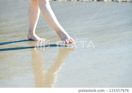 年輕女子漫步海邊，白色的波浪，晴朗的天空，海邊，赤腳，美麗，理想，假日，度假，海灘，女人 133357976