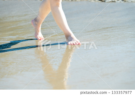 年輕女子漫步海邊，白色的波浪，晴朗的天空，海邊，赤腳，美麗，理想，假日，度假，海灘，女人 133357977