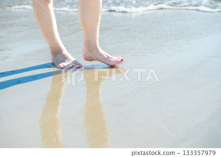 年輕女子漫步海邊，白色的波浪，晴朗的天空，海邊，赤腳，美麗，理想，假日，度假，海灘，女人 133357979