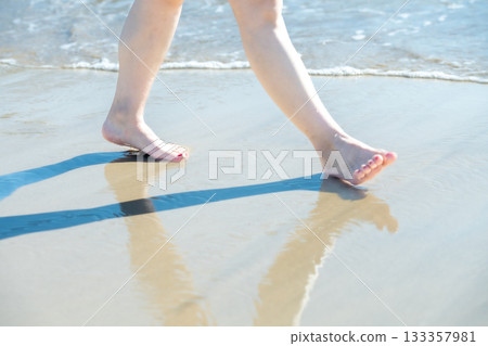 年輕女子漫步海邊，白色的波浪，晴朗的天空，海邊，赤腳，美麗，理想，假日，度假，海灘，女人 133357981