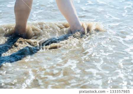 年輕女子漫步海邊，白色的波浪，晴朗的天空，海邊，赤腳，美麗，理想，假日，度假，海灘，女人 133357985