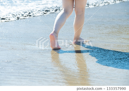 年輕女子漫步海邊,白色的波浪,晴朗的天空,海邊,赤腳,美麗,理想,假日,度假,海灘,女人 年輕女子漫步海邊,白色的波浪,晴朗的天空,海邊,赤腳,美麗,理想,假日,度假,海灘,女人 133357990
