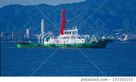 The tugboat Shin-Hakuun Maru sailing through Hakata Bay 133358153