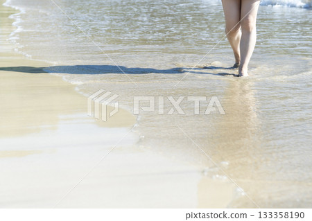 女人在沙灘上玩耍、散步，夕陽西下，夏日午後，新的一天，沙灘，島嶼，旅行，旅程 133358190