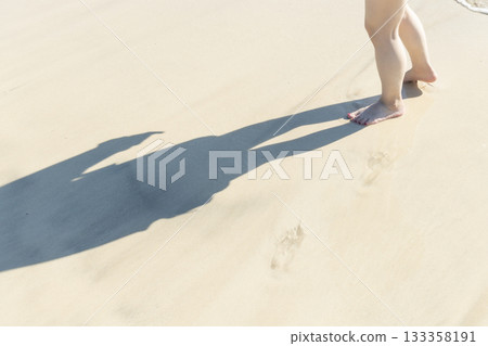 女人在沙灘上玩耍、散步，夕陽西下，夏日午後，新的一天，沙灘，島嶼，旅行，旅程 133358191
