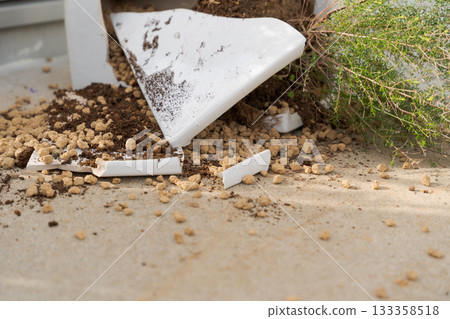 破碎的花盆 133358518