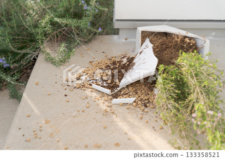 破碎的花盆 133358521