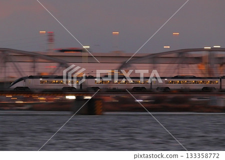 京成Skyliner特快列車穿越荒川洩洪道 京成Skyliner特快列車穿越荒川洩洪道 133358772