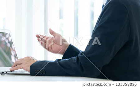 Businessman working on a laptop 133358856