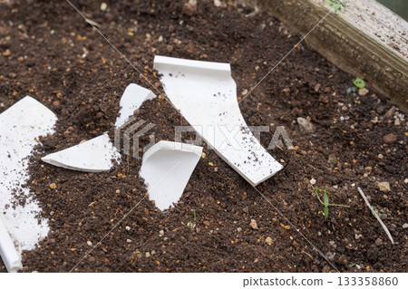 破碎的陶器碎片 破碎的陶器碎片 133358860