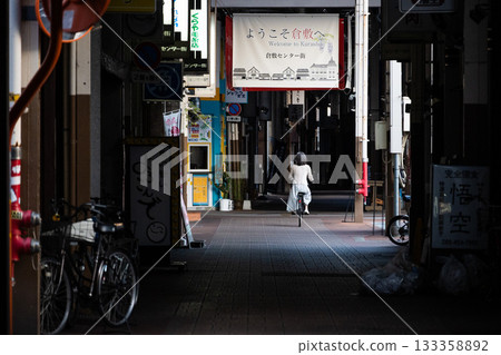 A walk through the Bikan Historical Quarter, a popular tourist destination in Kurashiki City, Okayama Prefecture, under the clear skies of the early morning sun 133358892