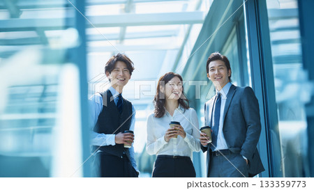 商務人士在辦公室休息 商務人士在辦公室休息 133359773