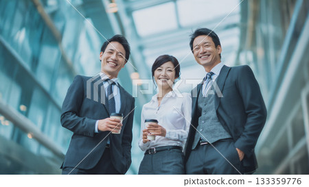 商務人士在辦公室休息 133359776