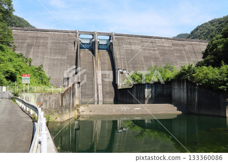 位於岡山縣新見市金谷町的川本水壩是一座空心重力混凝土壩。 133360086