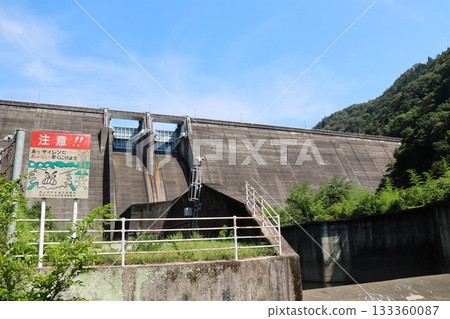 位於岡山縣新見市金谷町的川本水壩是一座空心重力混凝土壩。 133360087