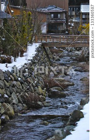永平寺川的冬日景色,木橋上仍殘留著積雪。 永平寺川的冬日景色,木橋上仍殘留著積雪。 133360587