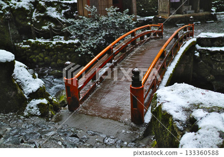 一座朱紅色的木橋橫跨白雪皚皚的永平寺河。 一座朱紅色的木橋橫跨白雪皚皚的永平寺河。 133360588