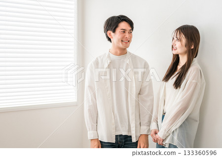一對年輕的亞洲夫婦在自家客廳裡(尋找結婚對象、尋找愛情、伴侶、丁克夫婦、愛人、浪漫) 一對年輕的亞洲夫婦在自家客廳裡(尋找結婚對象、尋找愛情、伴侶、丁克夫婦、愛人、浪漫) 133360596