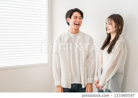 一對年輕的亞洲夫婦在自家客廳裡(尋找結婚對象、尋找愛情、伴侶、丁克夫婦、愛人、浪漫) 一對年輕的亞洲夫婦在自家客廳裡(尋找結婚對象、尋找愛情、伴侶、丁克夫婦、愛人、浪漫) 133360597