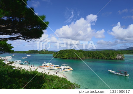 沖繩石垣島的壯麗景色：碧綠的卡比拉灣及其眾多島嶼的美麗風光 133360617