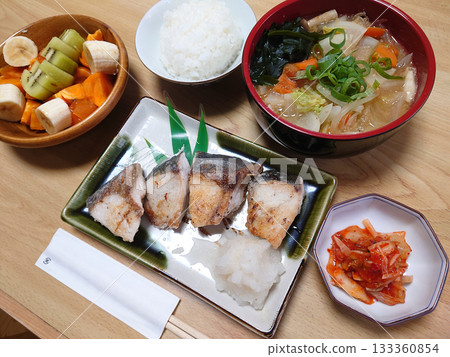 在日本餐廳品嚐冬日滋味-烤魚套餐和鹽烤冬季黃尾魚(日式套餐,含米飯、豬肉味噌湯和甜點) 在日本餐廳品嚐冬日滋味-烤魚套餐和鹽烤冬季黃尾魚(日式套餐,含米飯、豬肉味噌湯和甜點) 133360854