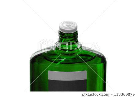 [Cutout transparent background material] A green translucent bottle of hair growth agent with the screw cap open 133360879