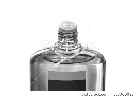 [Cutout transparent background material] A transparent bottle of hair growth agent with the screw cap open 133360883