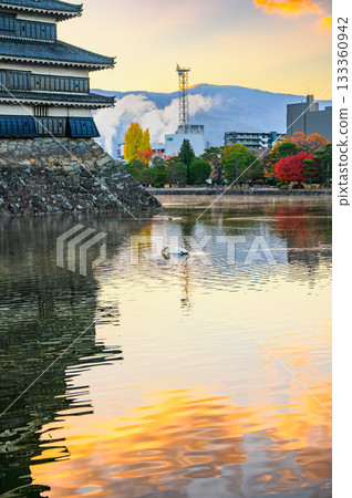 [Autumn] Matsumoto Castle at dawn 133360942