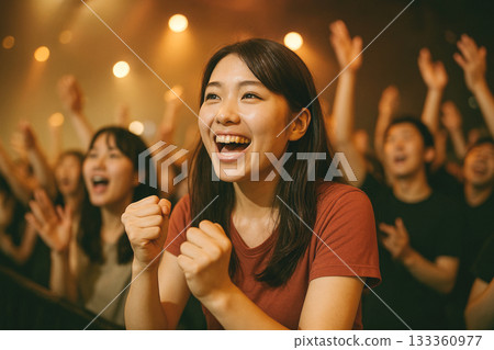 人工智慧生成的30多歲日本女性在現場音樂會上興奮不已 133360977