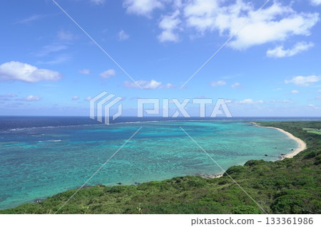 從石垣島平久保岬看到的壯麗景色:翠綠的海岸線和珊瑚礁。 從石垣島平久保岬看到的壯麗景色:翠綠的海岸線和珊瑚礁。 133361986