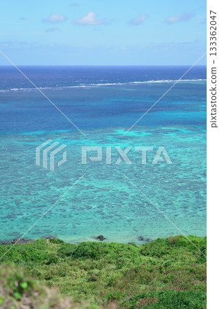 從石垣島平久保岬看到的壯麗景色：翠綠的海岸線和珊瑚礁。 133362047
